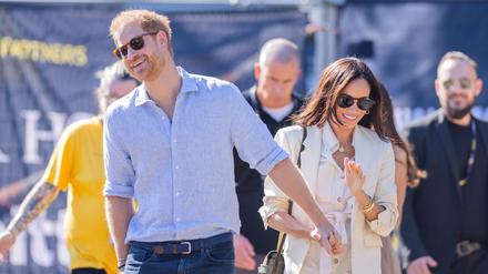  Prinz Harry, Herzog von Sussex, und seine Frau Meghan, Herzogin von Sussex, kommen bei den 6. Invictus Games neben der Merkur Spiel-Arena zur Medaillenzeremonie beim Radfahren. Prinz Harry feiert heute seinen 39. Geburtstag. Der paralympische Wettbewerb für kriegsversehrte Sportler ist erstmals in Deutschland zu Gast. 