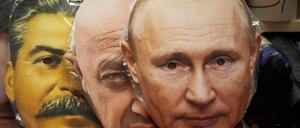 In einem Souvenirladen werden Gesichtsmasken verkauft, die den sowjetischen Diktator Stalin, den russischen Söldnerführer Prigoschin und den russischen Präsidenten Putin darstellen. 