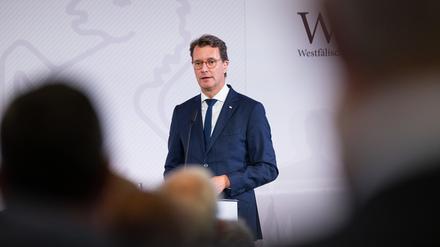 Hendrik Wüst (CDU), Ministerpräsident des Landes Nordrhein-Westfalen, spricht auf der Friedenskonferenz zum Jubiläum 375 Jahre Westfälischer Frieden im Historischen Rathaus in Münster. Themen sind die Sicherheitslage in Europa, der Ukraine-Krieg, der Nahe Osten und die «Wirtschaft zwischen den Blöcken». Foto: Guido Kirchner/dpa +++ dpa-Bildfunk +++