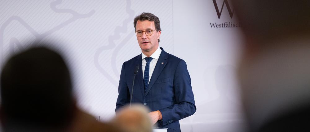 Hendrik Wüst (CDU), Ministerpräsident des Landes Nordrhein-Westfalen, spricht auf der Friedenskonferenz zum Jubiläum 375 Jahre Westfälischer Frieden im Historischen Rathaus in Münster. Themen sind die Sicherheitslage in Europa, der Ukraine-Krieg, der Nahe Osten und die «Wirtschaft zwischen den Blöcken». Foto: Guido Kirchner/dpa +++ dpa-Bildfunk +++
