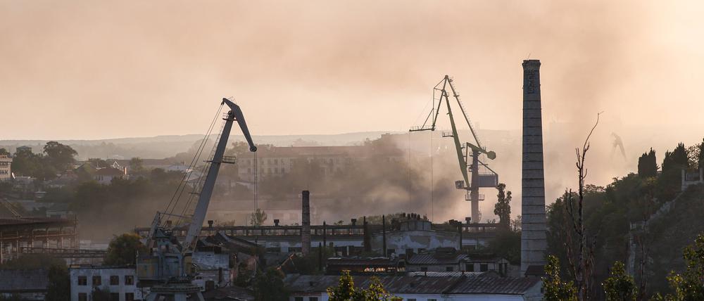 Rauchschwaden dringen aus dem vom Feuer betroffenen südlichen Teil der Sewastopoler Werft. Gouverneur Mikhail Razvozhayev berichtet von einem ukrainischen Raketenangriff auf die Stadt und von Opfern.