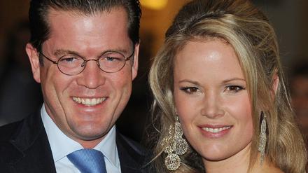 Karl-Theodor zu Guttenberg (CSU), damaliger Bundesverteidigungsminister, und seine Frau Stephanie Freifrau zu Guttenberg kommen zu einem Benefizkonzert in die Philharmonie Berlin. Der frühere Verteidigungsminister Karl-Theodor zu Guttenberg und seine Frau Stephanie gehen getrennte Wege. (Archiv)