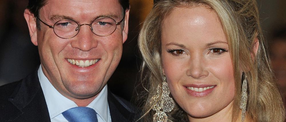 Karl-Theodor zu Guttenberg (CSU), damaliger Bundesverteidigungsminister, und seine Frau Stephanie Freifrau zu Guttenberg kommen zu einem Benefizkonzert in die Philharmonie Berlin. Der frühere Verteidigungsminister Karl-Theodor zu Guttenberg und seine Frau Stephanie gehen getrennte Wege. (Archiv)