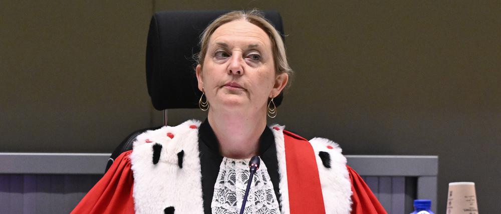 Richterin Laurence Massart sitzt im Gerichtssaal vor der Verlesung der Urteile im Prozess um die islamistischen Anschläge 2016 in Brüssel.