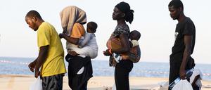 Migranten stehen auf der Insel Lampedusa. 