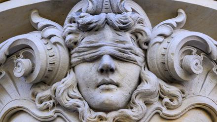 Eine Darstellung der Justitia, der römischen Göttin der Gerechtigkeit, hängt über dem Haupteingang vom Amtsgericht Charlottenburg.