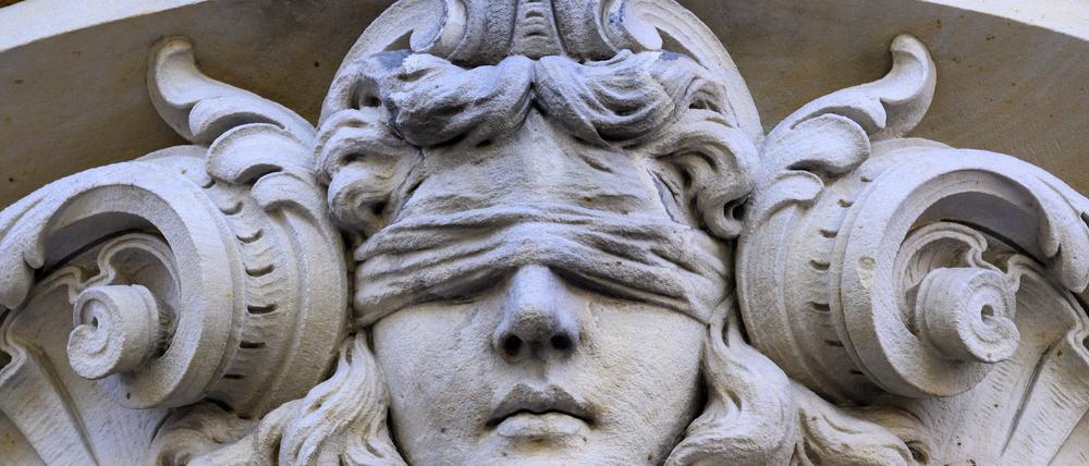 Eine Darstellung der Justitia, der römischen Göttin der Gerechtigkeit, hängt über dem Haupteingang vom Amtsgericht Charlottenburg.