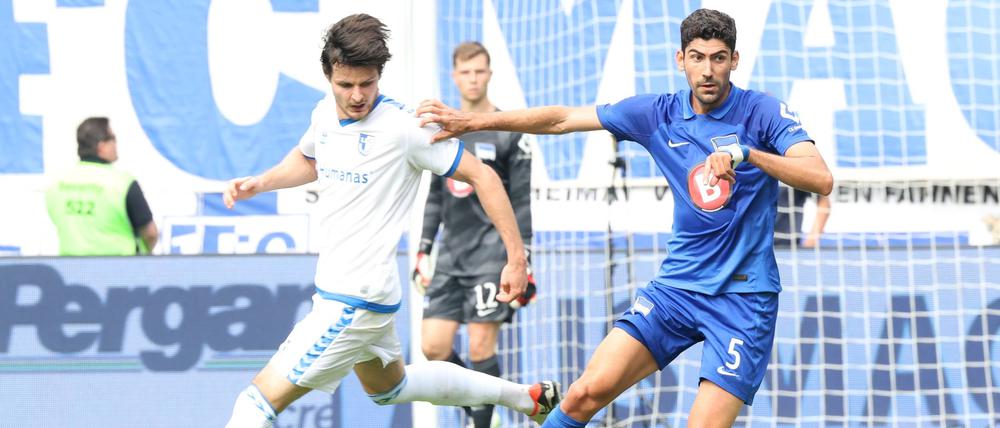 Herthas Neuzugang Andreas Bouchalakis (re., im Zweikampf mit Magdeburgs Daniel Elfadli) kam von Olympiakos Piräus nach Berlin.