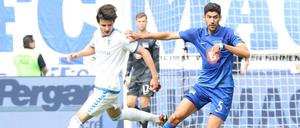 Herthas Neuzugang Andreas Bouchalakis (re., im Zweikampf mit Magdeburgs Daniel Elfadli) kam von Olympiakos Piräus nach Berlin.