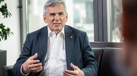 Jörg Hofmann ist seit Oktober 2015 Chef der Industriegewerkschaft Metall. Der Diplom-Ökonom verantwortet die grundsätzliche Ausrichtung der IG Metall und die Tarifpolitik.