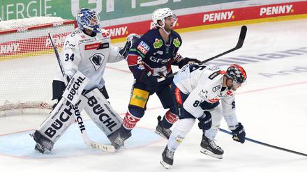 Blaine Byron (in Blau) sorgt für Torgefahr bei den Eisbären.