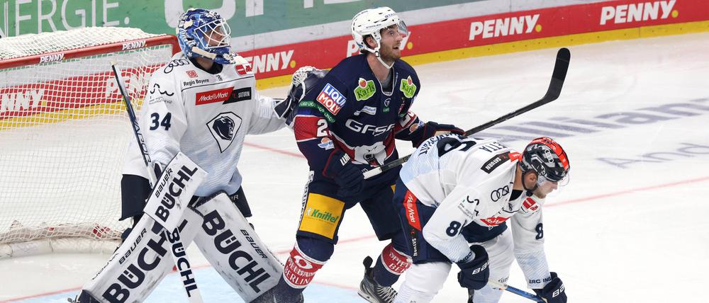 Blaine Byron (in Blau) sorgt für Torgefahr bei den Eisbären.