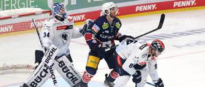 Blaine Byron (in Blau) sorgt für Torgefahr bei den Eisbären.