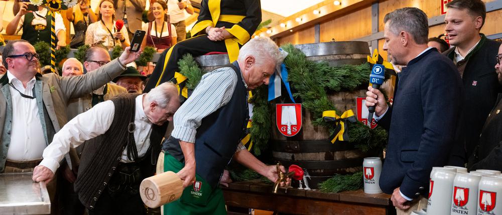 Münchens Oberbürgermeister Reiter beim traditionellen Fassanstich.