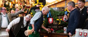 Münchens Oberbürgermeister Reiter beim traditionellen Fassanstich.