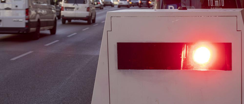 Geschwindigkeitskontrolle in der Tempo-30-Zone in der Berliner Torstraße.