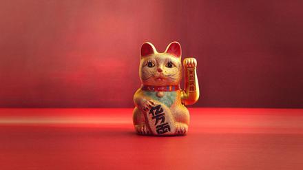 Eine Maneki Neko, asiatische Winkekatze.