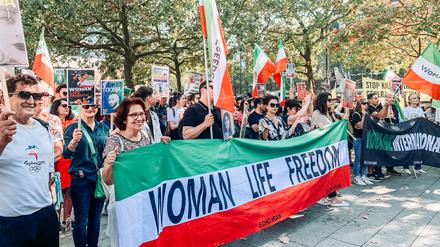 Demonstrierende gegen die iranische Regierung am Breitscheidplatz in Berlin.