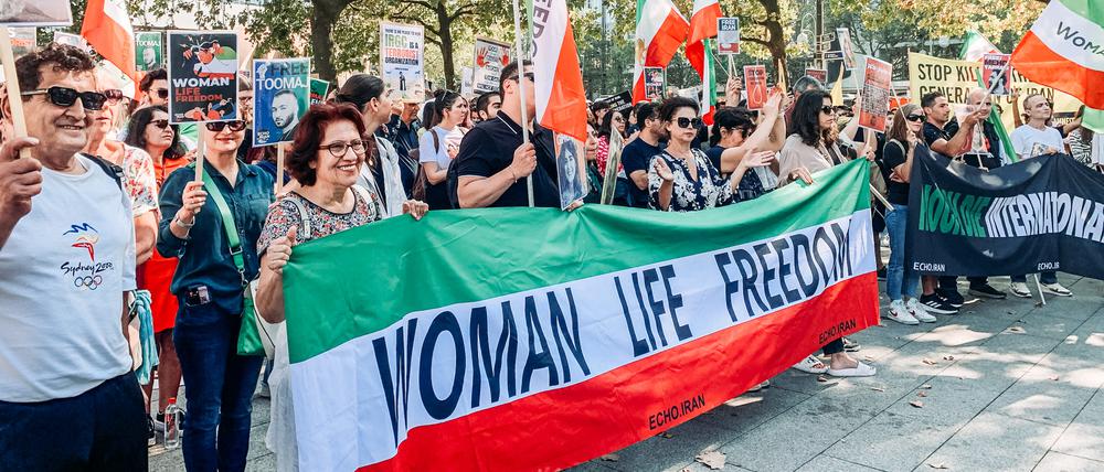 Demonstrierende gegen die iranische Regierung am Breitscheidplatz in Berlin.