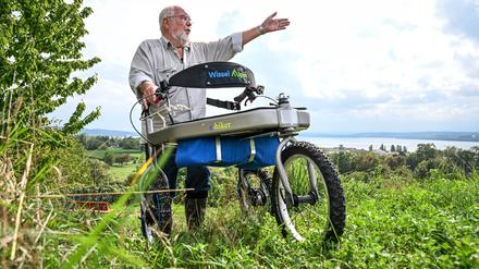 Erfinder Gerhart Wissel aus Überlingen fährt mit seiner Erfindung, dem Alpin e-hiker, einen Hang hinauf. Im Hintergrund ist der Bodensee zu sehen. 