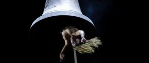 Florentina Holzinger ließ in „Etude for Church“ Menschen in Kirchenglocken und an Fleischerhaken baumeln.