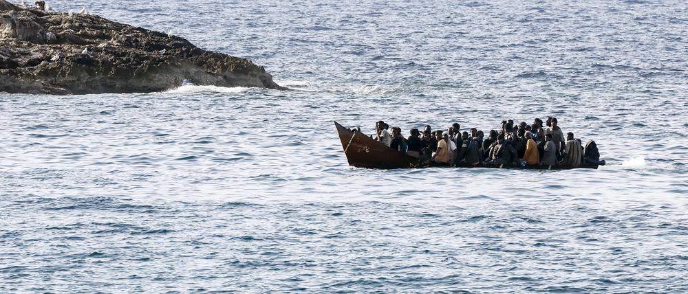 Migranten kommen am Hafen der Insel Lampedusa an. Nach der Ankunft Tausender Bootsmigranten seit Wochenbeginn hat sich am Freitag die Situation auf der italienischen Mittelmeerinsel Lampedusa laut Rotem Kreuz etwas entspannt. Nach der Ankunft Tausender Migranten auf der Mittelmeerinsel Lampedusa will EU-Kommissionspräsidentin Ursula von der Leyen Lampedusa besuchen.