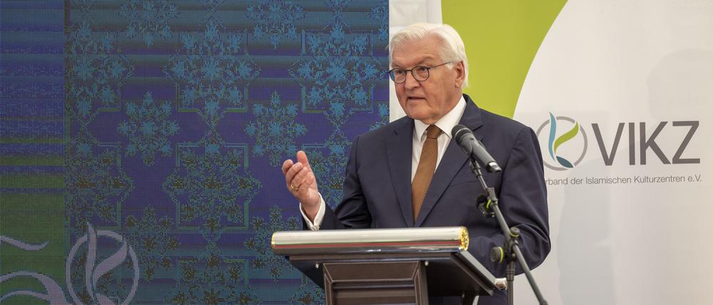 Bundespräsident Frank-Walter Steinmeier spricht während der Festveranstaltung zum 50. Gründungsjubiläum des Verbandes der Islamischen Kulturzentren e.V. (VIKZ) in der Villa Hahnenburg in Köln. 