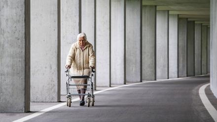 Seniorin mit Rollator.
