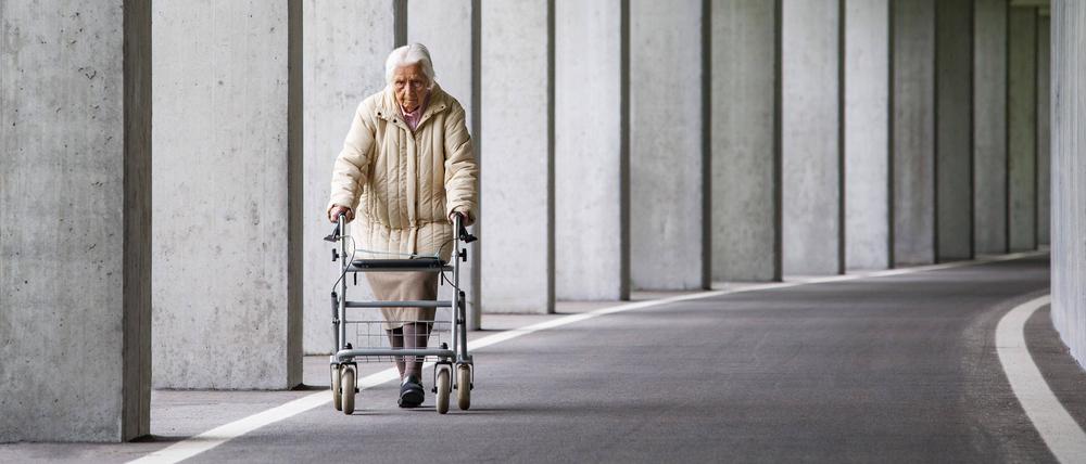 Seniorin mit Rollator