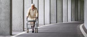 Seniorin mit Rollator
