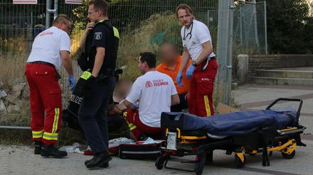16.09.2023, Berlin: Retter helfen einer verletzten Person. Nach einer Auseinandersetzung zwischen zwei kleineren Personengruppen in Berlin sind zwei Menschen mit Verletzungen ins Krankenhaus gekommen.