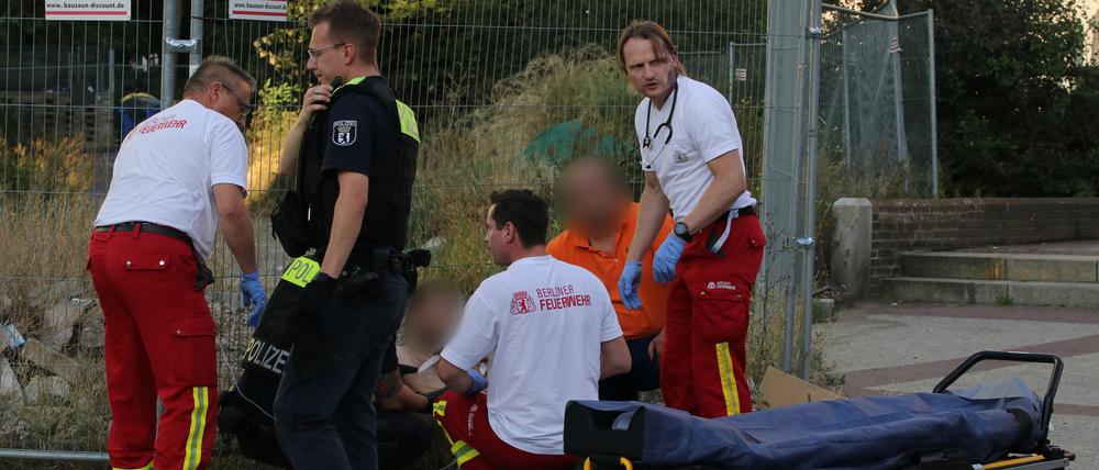 16.09.2023, Berlin: Retter helfen einer verletzten Person. Nach einer Auseinandersetzung zwischen zwei kleineren Personengruppen in Berlin sind zwei Menschen mit Verletzungen ins Krankenhaus gekommen.