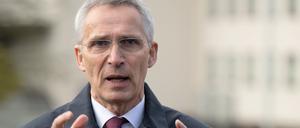 Jens Stoltenberg, NATO-Generalsekretär, spricht vor einem Treffen der US-geführten Ukraine-Kontaktgruppe auf der US-Airbase Ramstein. Stoltenberg hat den Druck auf Deutschland verstärkt, seine Verteidigungsausgaben zu erhöhen. 