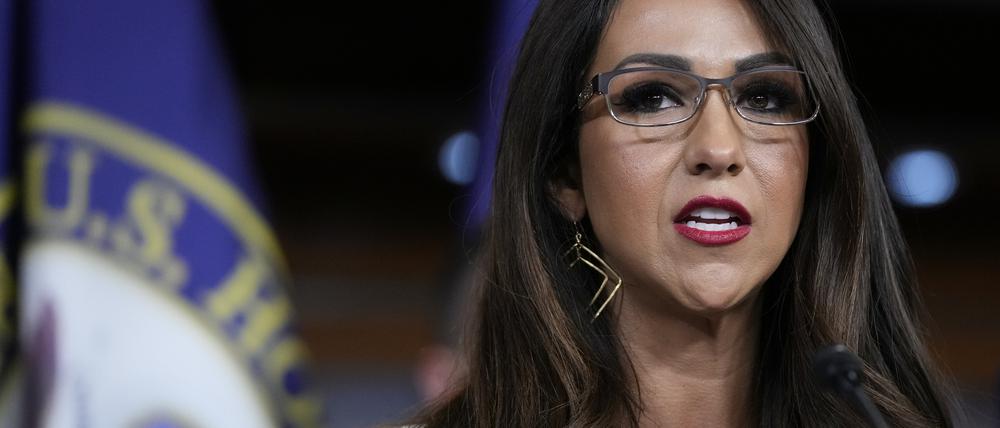 Lauren Boebert, US-Abgeordnete der Republikaner für Colorado, Mitglied des House Freedom Caucus, spricht während einer Pressekonferenz auf dem Capitol Hill, in Washington. 