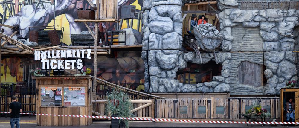 Die Achterbahn „Höllenblitz“ auf dem Oktoberfestgelände.