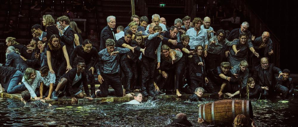 Auf den 6000 Quadratmetern des Flughafenhangars inszeniert Tobias Kratzer eindrucksvoll die Oper „Das Floß der Medusa“.