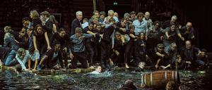 Auf den 6000 Quadratmetern des Flughafenhangars inszeniert Tobias Kratzer eindrucksvoll die Oper „Das Floß der Medusa“.