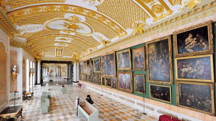 Die Bildergalerie im Park von Sanssouci in Potsdam (Brandenburg), aufgenommen am 22.04.2013. Mit der Sonderausstellung "Die schönste der Welt" erinnert die Stiftung an die vor 250 Jahren vollendete Bildergalerie von Preußenkönig Friedrich II. Neben den 178 Gemälden werden erstmals seit 1830 antike Skulpturen wieder an ihrem Originalplatz und im kleinen Kabinett die Bilder in ihrer barocken Hängung gezeigt. Foto: Bernd Settnik dpa +++(c) dpa - Bildfunk+++