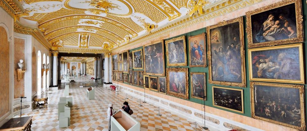 Die Bildergalerie im Park von Sanssouci in Potsdam (Brandenburg), aufgenommen am 22.04.2013. Mit der Sonderausstellung "Die schönste der Welt" erinnert die Stiftung an die vor 250 Jahren vollendete Bildergalerie von Preußenkönig Friedrich II. Neben den 178 Gemälden werden erstmals seit 1830 antike Skulpturen wieder an ihrem Originalplatz und im kleinen Kabinett die Bilder in ihrer barocken Hängung gezeigt. Foto: Bernd Settnik dpa +++(c) dpa - Bildfunk+++