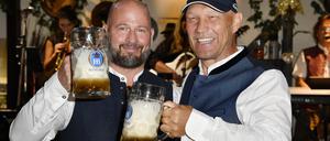 Björn Schwarz und Axel Schulz beim Wiesn-Anstich zum Oktoberfest 2023 im Hofbräu Berlin. Berlin, 16.09.2023 *** Björn Schwarz and Axel Schulz at the tapping of the Oktoberfest 2023 at the Hofbräu Berlin Berlin, 16 09 2023 Foto:xN.xKubelkax/xFuturexImagex wiesn_berlin_3916
schulz0917
