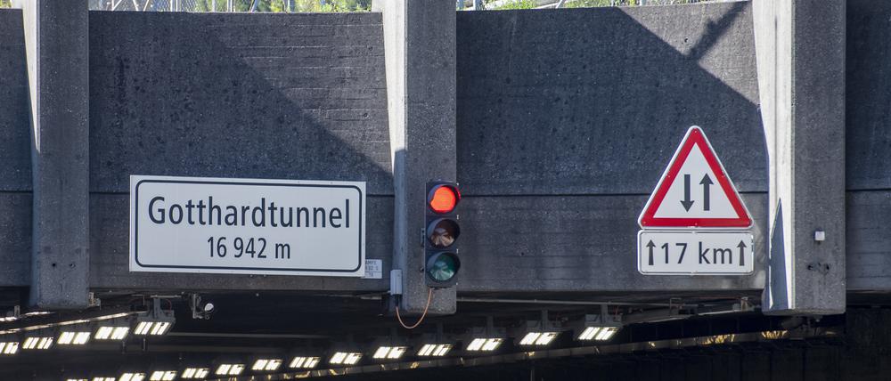ARCHIV - 11.09.2023, Schweiz, Göschenen: Die Ampel am Eingang des Nordportals zum Gotthard-Tunnel steht auf Rot. Nach einem Riss in der Decke des Gotthard-Straßentunnels in der Schweiz haben Behörden die Bauarbeiten an der zweiten Röhre vorerst gestoppt. Foto: Urs Flueeler/KEYSTONE/dpa +++ dpa-Bildfunk +++