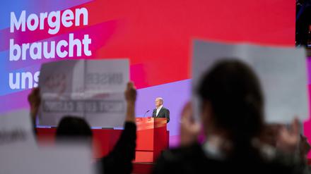 Olaf Scholz sprach bei der Eröffnung des Verdi-Kongresses, während einige Demonstranten gegen Waffenlieferungen an die Ukraine protestierten. 