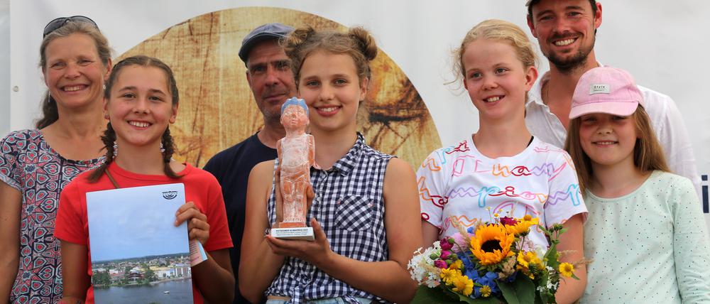 Auf dem diesjährigen Umweltfest im Volkspark wurde an Umweltprojekte von sechs Potsdamer Schulen der Klimapreis 2023 vergeben, unter anderem an die Schüler der AWO Grundschule „Marie Juchacz“ in Golm