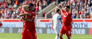 Eren Dinkci und Jan-Niklas Beste feiern das Tor zum 4:2 und wenig später den ersten Bundesliga-Sieg in der Klubgeschichte.