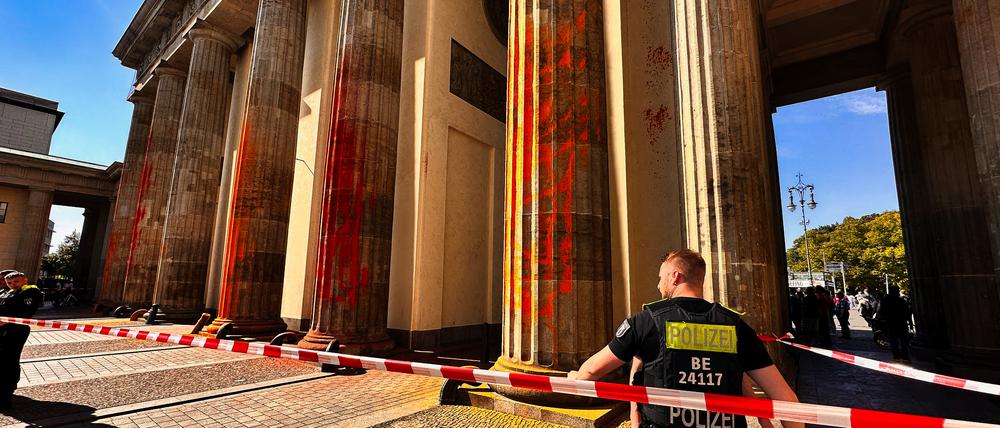 17.09.2023, Berln, Berlin: Orange gefärbt sind die Säulen des Brandenburger Tores, das Mitglieder der Klimaschutzgruppe Letzte Generation am Sonntagvormittag mit oranger Farbe angesprüht haben. Die Polizei nahm nach eigenen Angaben 13 Mitglieder vor Ort fest. Foto: Paul Zinken/dpa +++ dpa-Bildfunk +++
