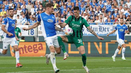 Darmstadts Matej Maglica soll den Ball hier mit der Hand gespielt haben. Dafür gab es die Rote Karte und anschließend ging fast nichts mehr beim Aufsteiger.
