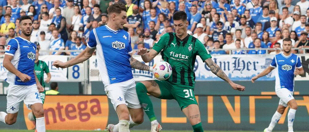 Darmstadts Matej Maglica soll den Ball hier mit der Hand gespielt haben. Dafür gab es die Rote Karte und anschließend ging fast nichts mehr beim Aufsteiger.