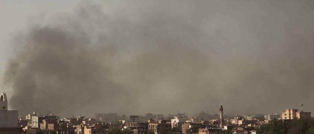 ARCHIV - 29.04.2023, Sudan, Khartum: Rauch steigt auf, als das schwere Artilleriefeuer anhält. Erneut kam es in der Haupstadt zu schweren Gefechten