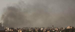 ARCHIV - 29.04.2023, Sudan, Khartum: Rauch steigt auf, als das schwere Artilleriefeuer anhält. Erneut kam es in der Haupstadt zu schweren Gefechten