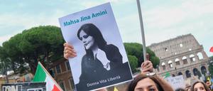 Weltweit gedachten Menschen am 16.09.2023 der ermordeten Jina Mahsa Amini, wie hier in Rom.